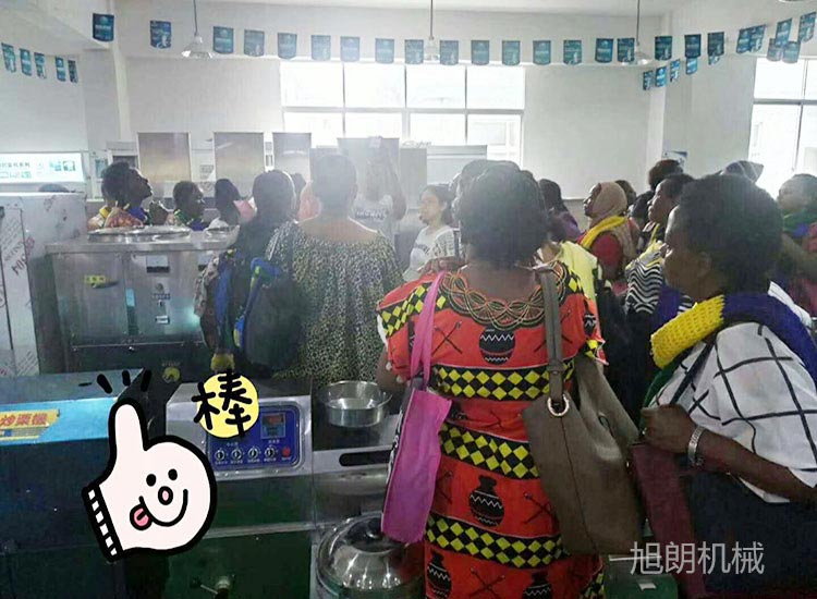 国外考察参观炒货机展厅.jpg